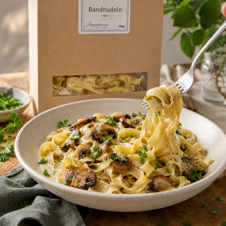 Bandnudeln ohne Ei von Jungermann Gourmet mit Pilzen und cremiger Kräutersauce
