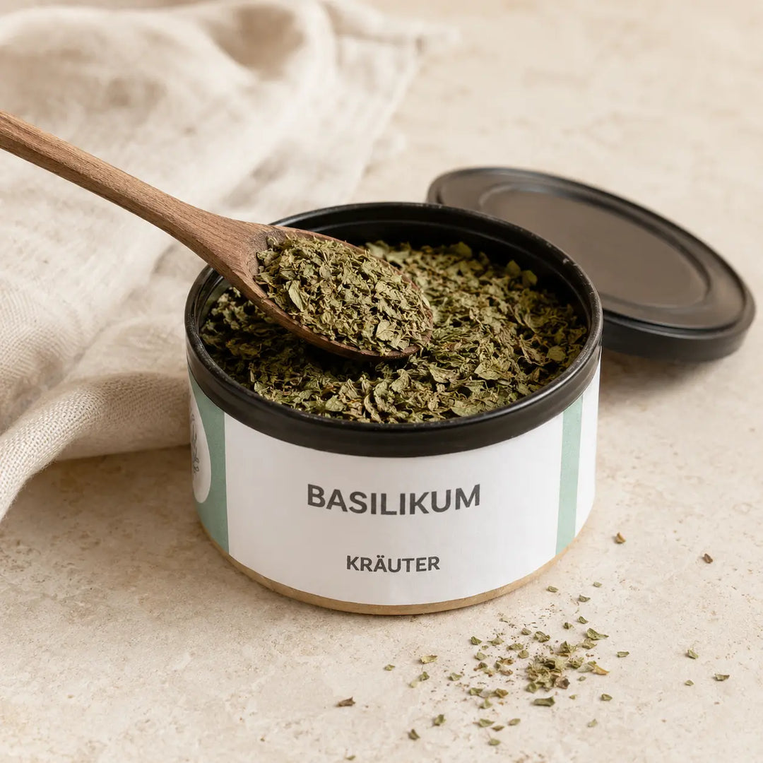 Geöffnete Basilikum Dose von Jungermann Gourmet mit getrockneten Kräutern