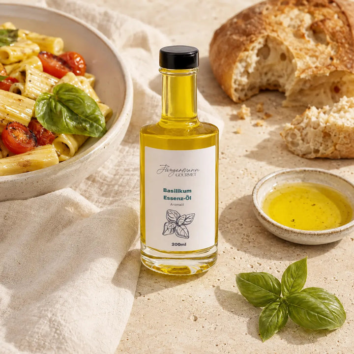 Basilikum-Essenzöl von Jungermann Gourmet mit Pasta, Brot und Öldip