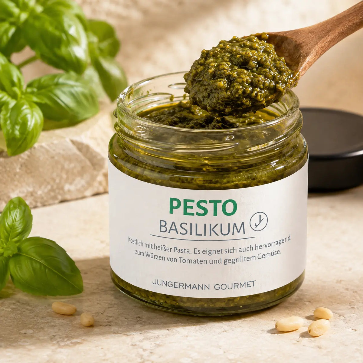 Geöffnetes Basilikum-Pesto von Jungermann Gourmet mit Holzlöffel