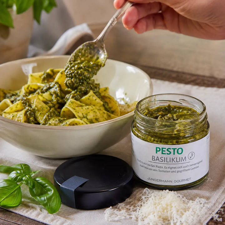 Basilikum-Pesto von Jungermann Gourmet wird unter warme Bandnudeln gehoben