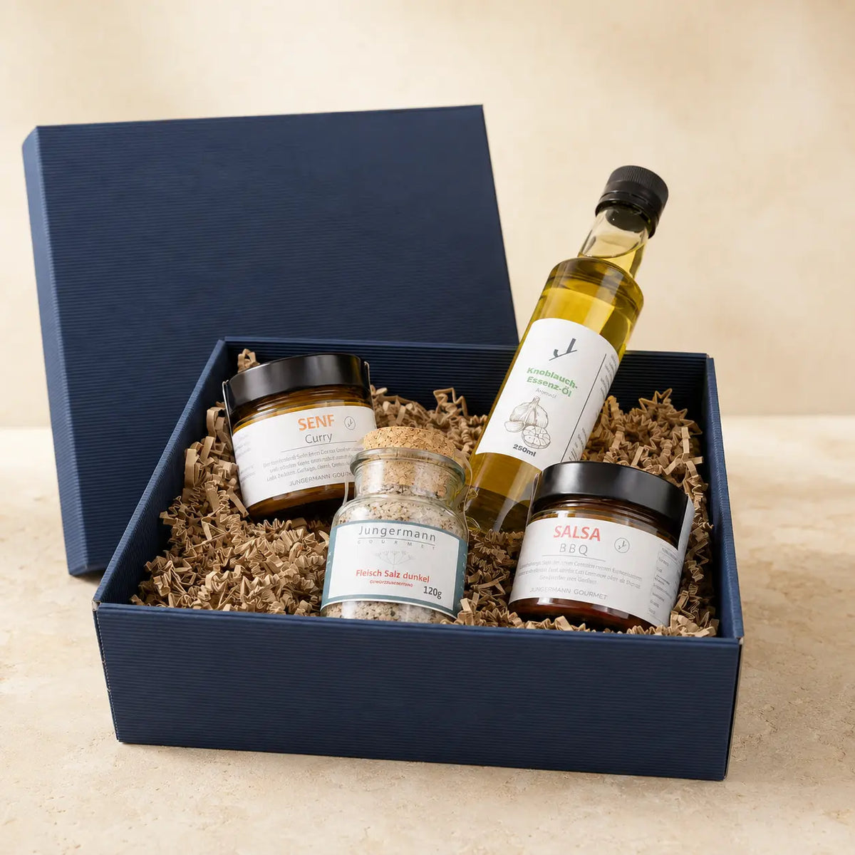 Geöffnete BBQ-Box von Jungermann Gourmet mit vier Feinkostprodukten
