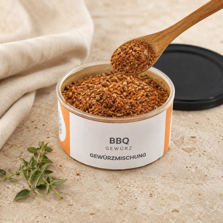 Geöffnete BBQ Gewürz Dose von Jungermann Gourmet mit Holzlöffel