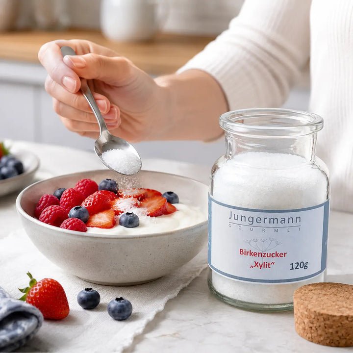 Birkenzucker Xylit als Topping auf Joghurt mit frischen Beeren