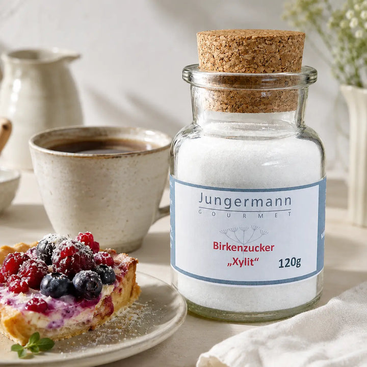 Birkenzucker Xylit mit Kaffee und Beerengebäck in hellem Morgenlicht