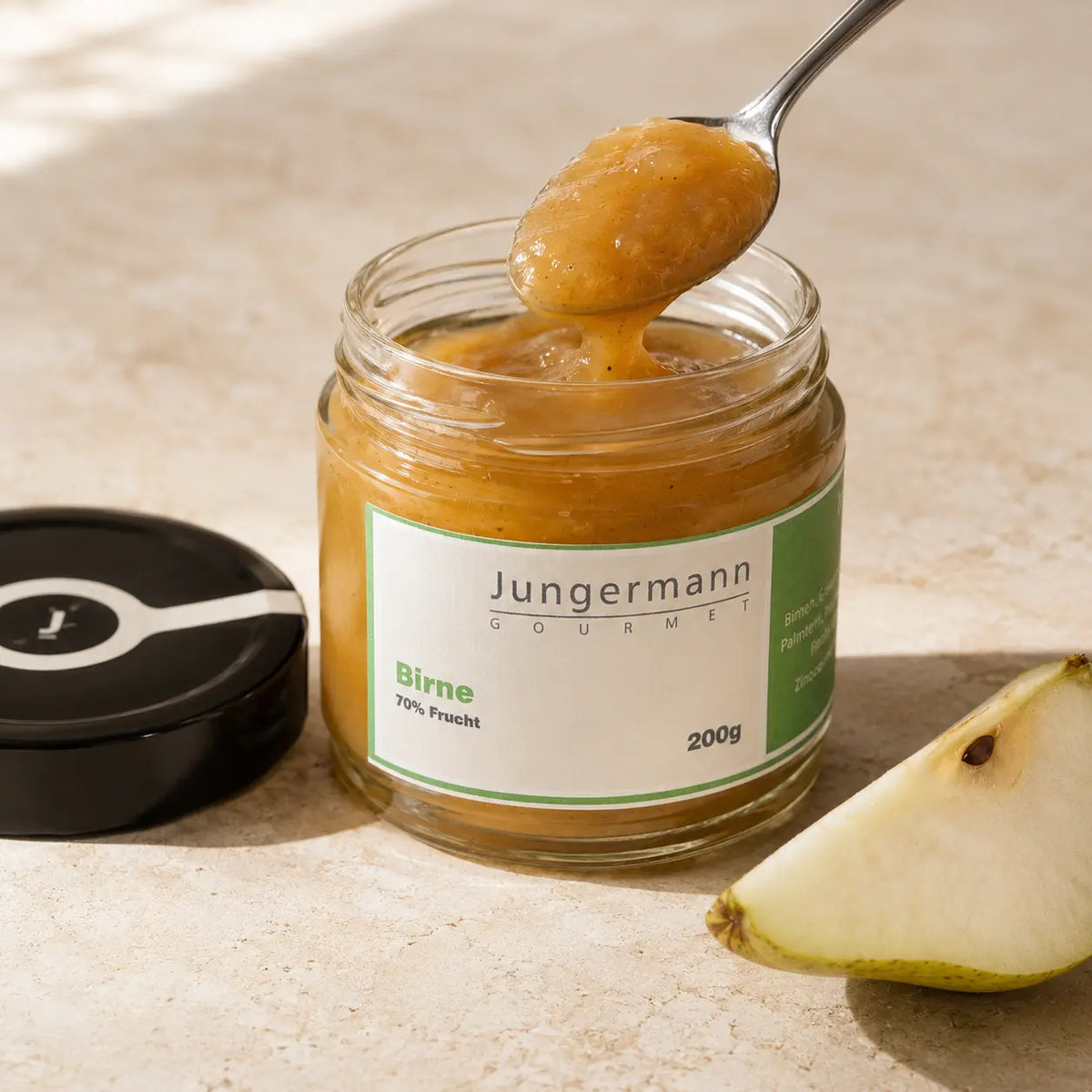 Geöffneter Birnen Aufstrich von Jungermann Gourmet mit Löffel und Birnenspalte