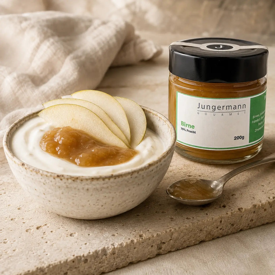 Naturjoghurt mit Birnen Aufstrich von Jungermann Gourmet und frischen Birnenspalten