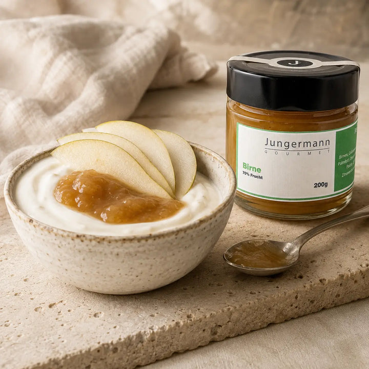 Naturjoghurt mit Birnen Aufstrich von Jungermann Gourmet und frischen Birnenspalten