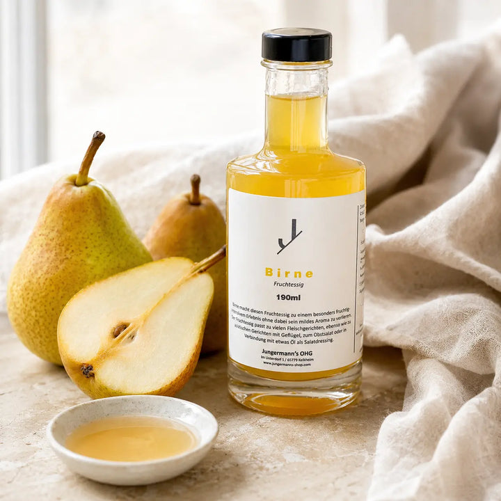 Birnen Essig von Jungermann Gourmet mit reifen Birnen und einer kleinen Verkostungsschale