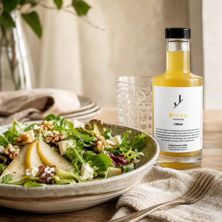 Blattsalat mit Birne, Käse und Walnüssen neben Jungermann Gourmet Birnen Essig