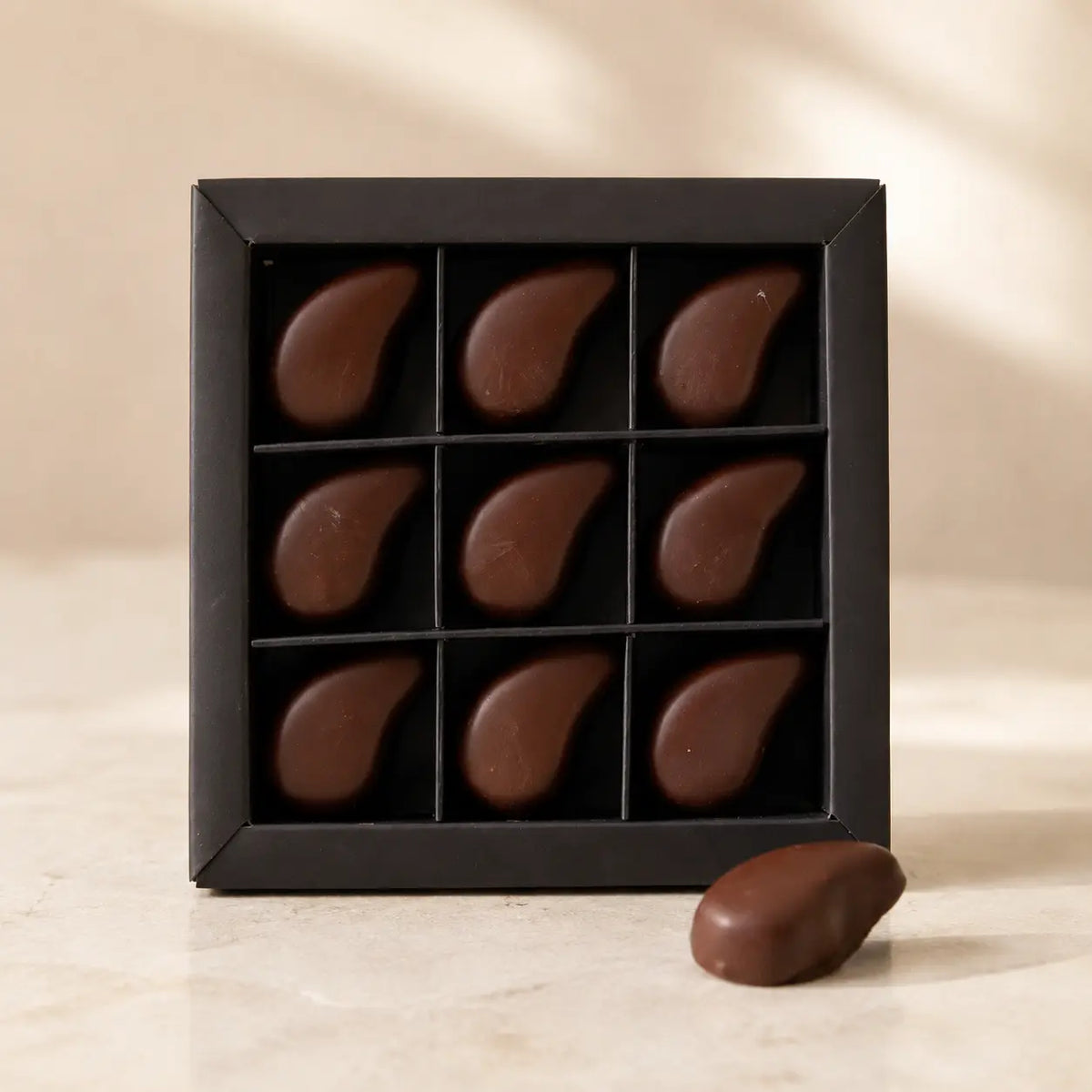Birnen Praline von Jungermann Gourmet in schwarzer Box mit neun birnenförmigen Pralinen