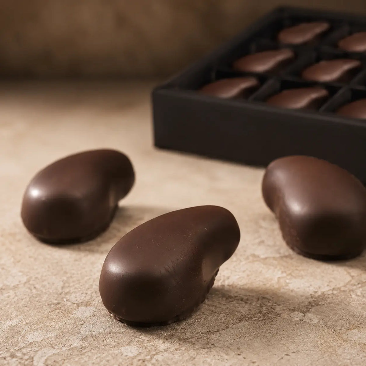 Makroaufnahme der birnenförmigen dunklen Birnen Praline von Jungermann Gourmet