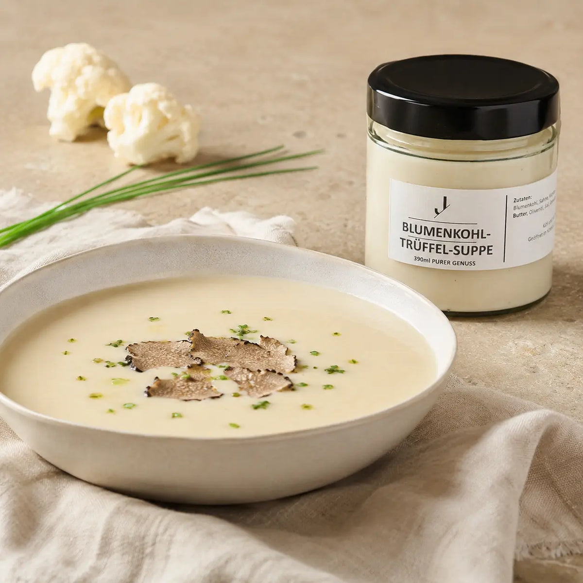 Cremige Blumenkohlsuppe mit Trüffel von Jungermann Gourmet serviert mit feinen Trüffelspänen