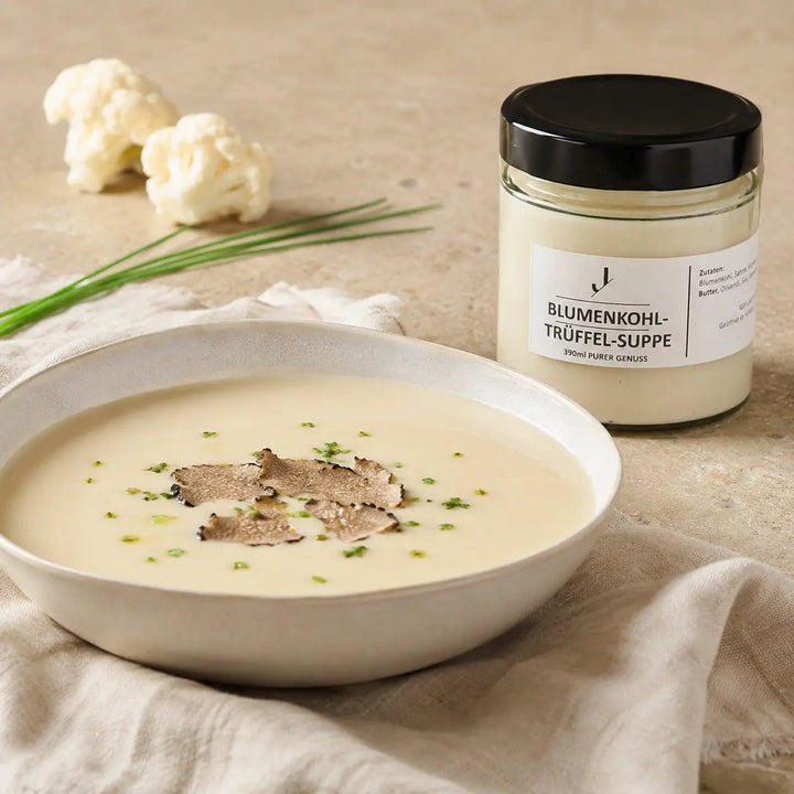 Cremige Blumenkohlsuppe mit Trüffel von Jungermann Gourmet serviert mit feinen Trüffelspänen