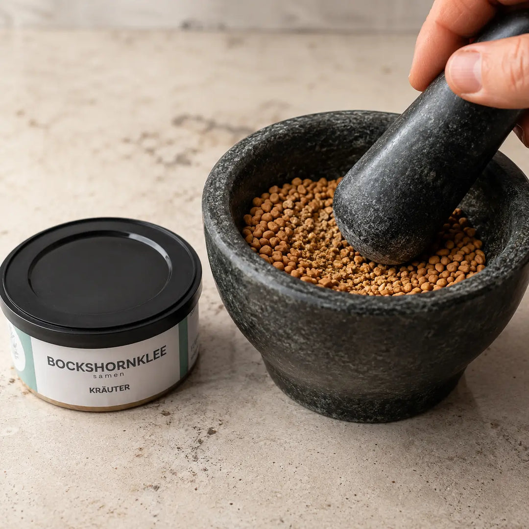 Bockshornklee Samen von Jungermann Gourmet beim leichten Zerstoßen im Mörser