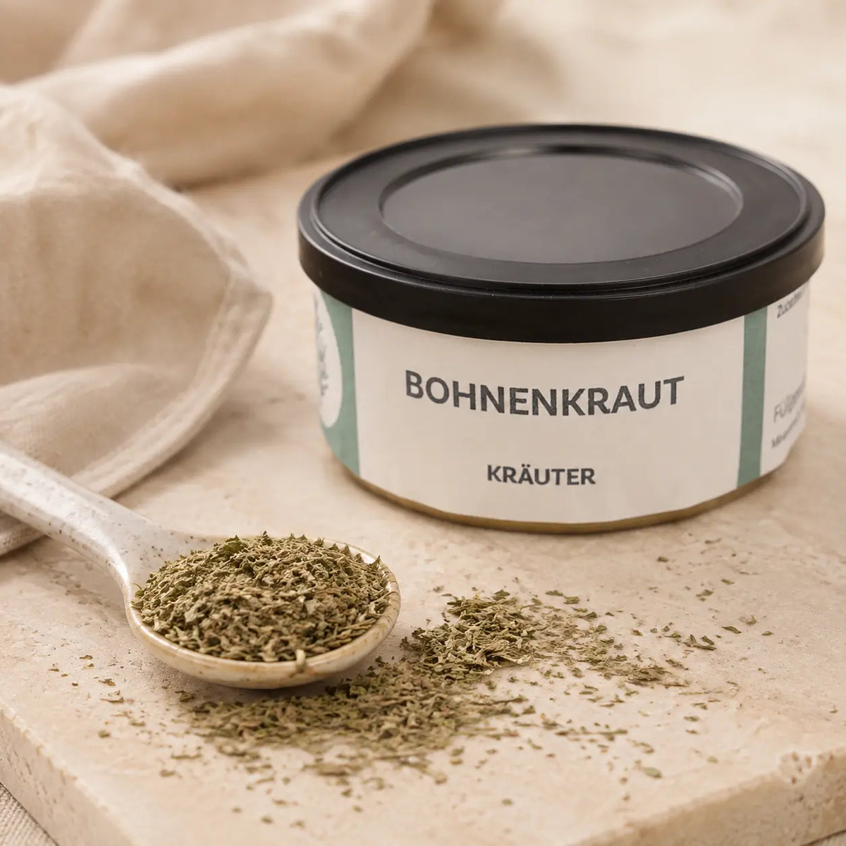 Getrocknetes Bohnenkraut neben der Jungermann Gourmet Gewürzdose in Nahaufnahme