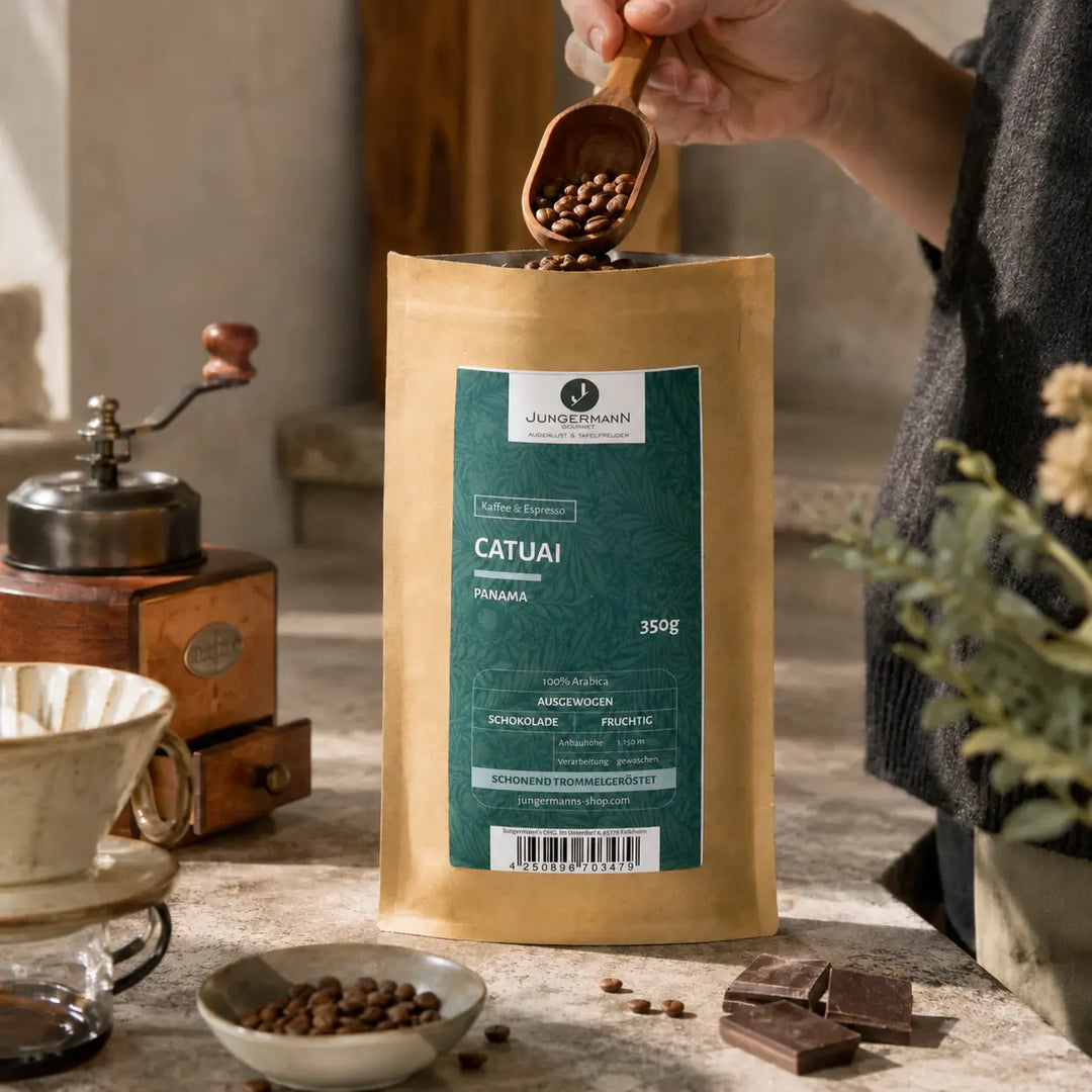 Catuai Kaffee von Jungermann Gourmet beim Dosieren ganzer Bohnen in einer hellen Küche