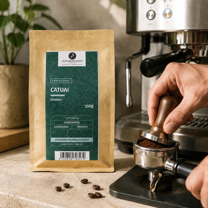 Catuai Kaffee von Jungermann Gourmet neben der Espressomaschine bei der Siebträger-Zubereitung