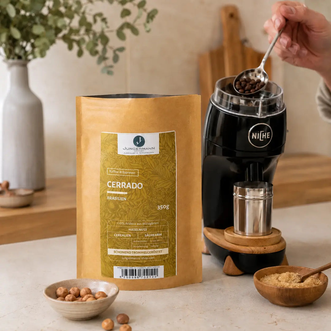 Cerrado Kaffee aus Brasilien beim Einfüllen der Bohnen in eine Kaffeemühle mit Haselnüssen