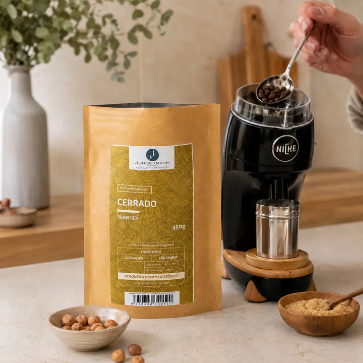 Cerrado Kaffee aus Brasilien beim Einfüllen der Bohnen in eine Kaffeemühle mit Haselnüssen