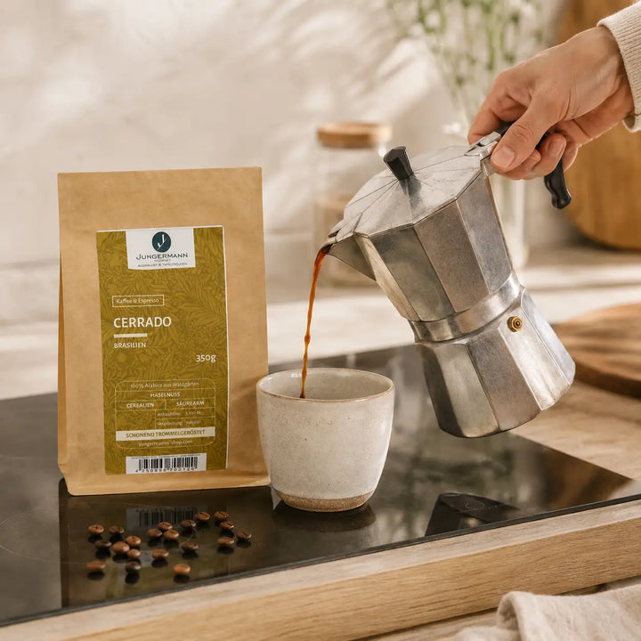 Cerrado Kaffee aus Brasilien beim Einschenken aus einer klassischen Mokkakanne