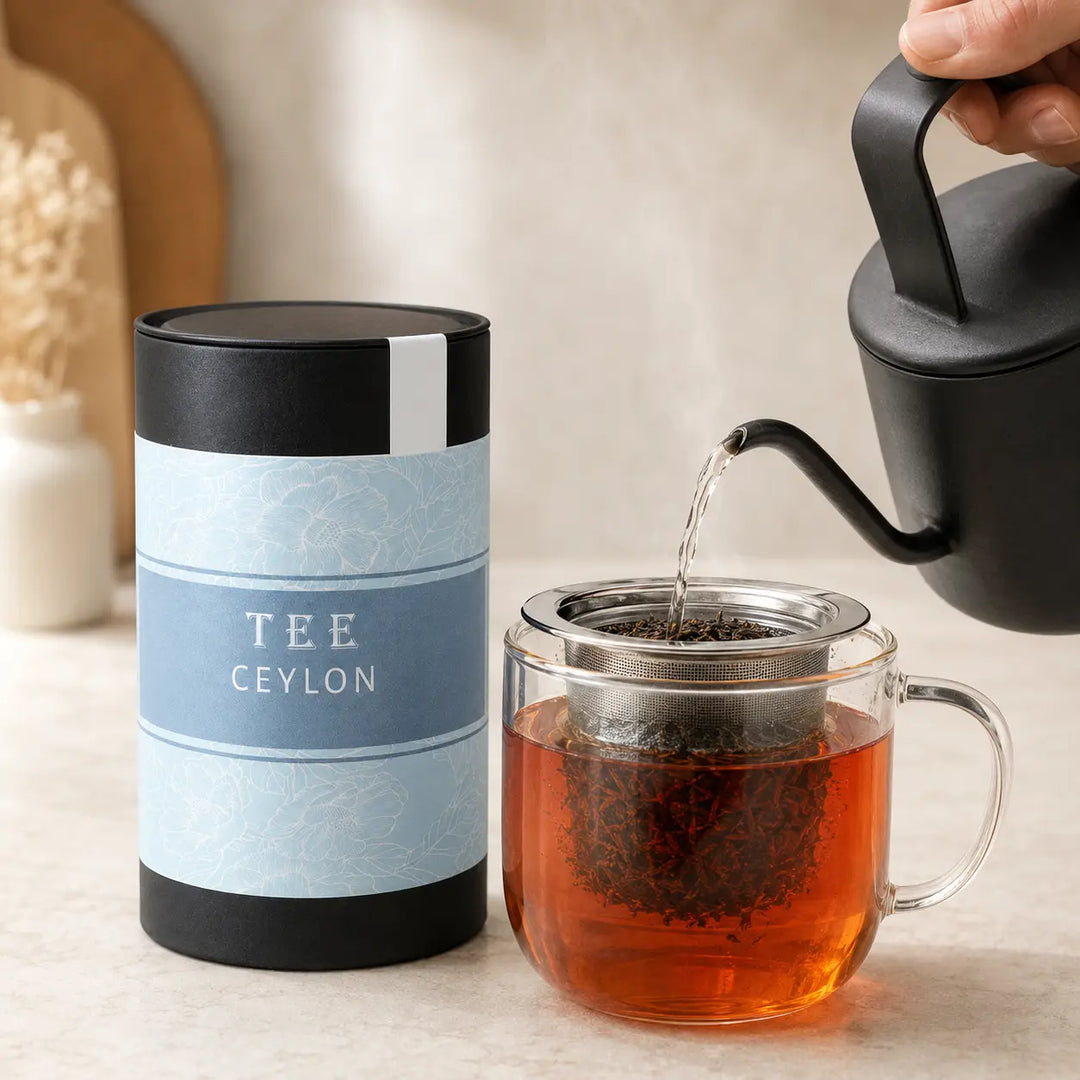 Ceylon Tee von Jungermann Gourmet wird im Edelstahlfilter frisch aufgegossen