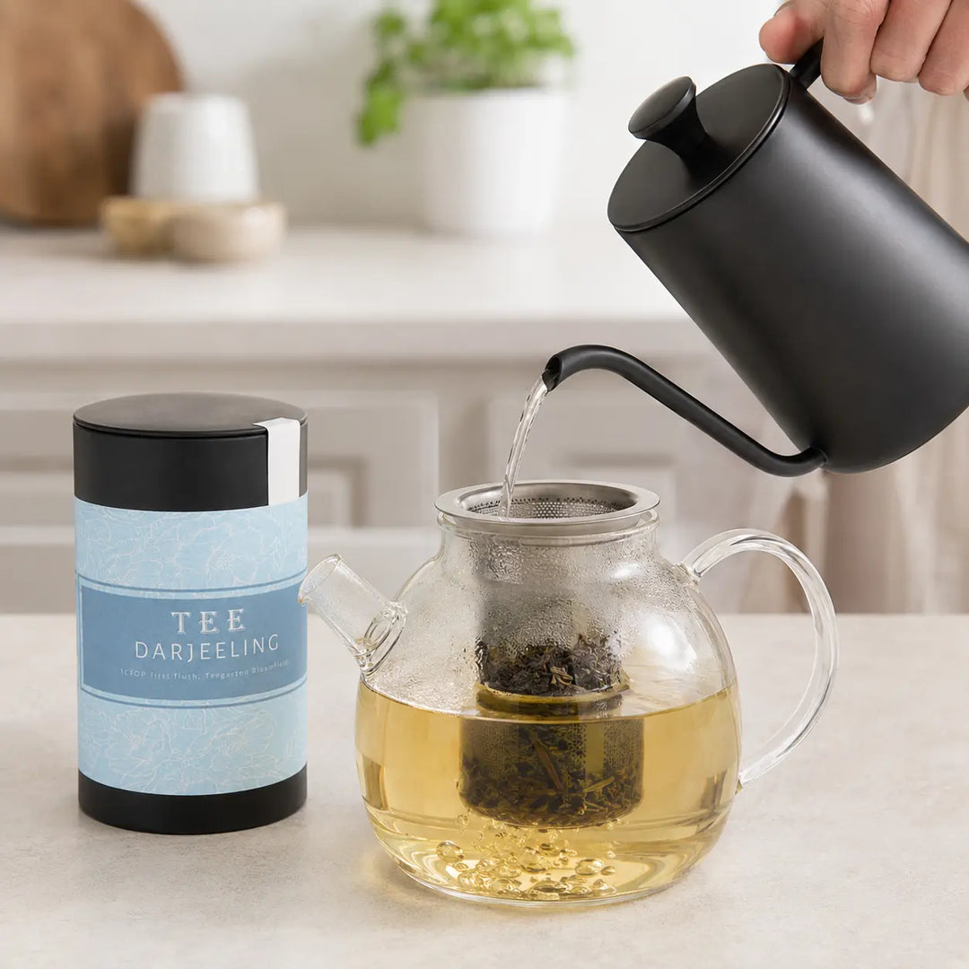 Darjeeling Tee von Jungermann Gourmet wird hellgolden in einer Glaskanne aufgegossen