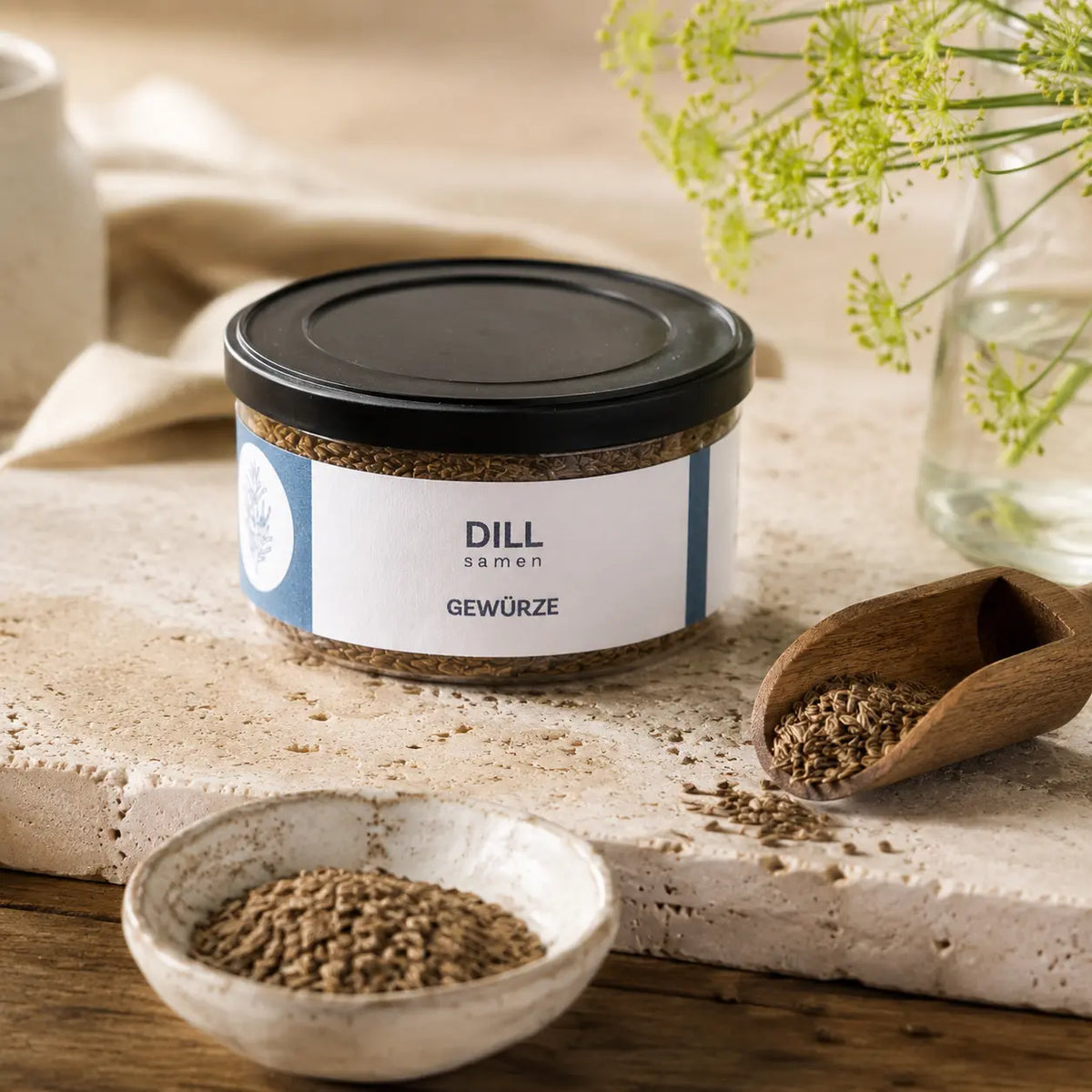 Dillsaat von Jungermann Gourmet mit ganzen Dillsamen in Schale und Holzschaufel