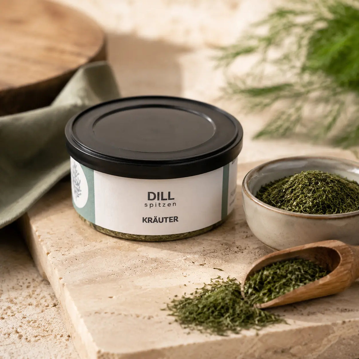 Dillspitzen von Jungermann Gourmet mit getrocknetem Dill in Schale und Holzschaufel