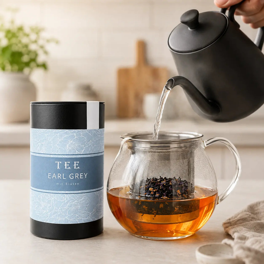 Earl Grey mit Blüten von Jungermann Gourmet wird in einer Glaskanne aufgegossen