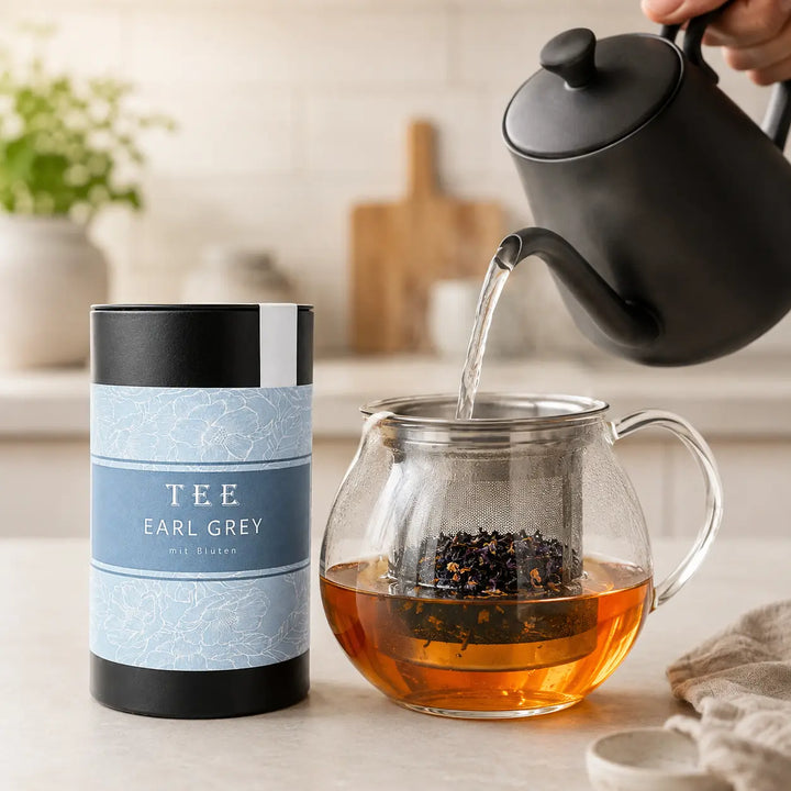 Earl Grey mit Blüten von Jungermann Gourmet wird in einer Glaskanne aufgegossen