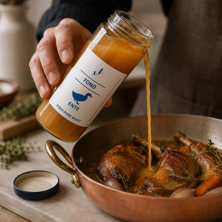 Entenfond von Jungermann Gourmet beim Angießen geschmorter Entenkeulen