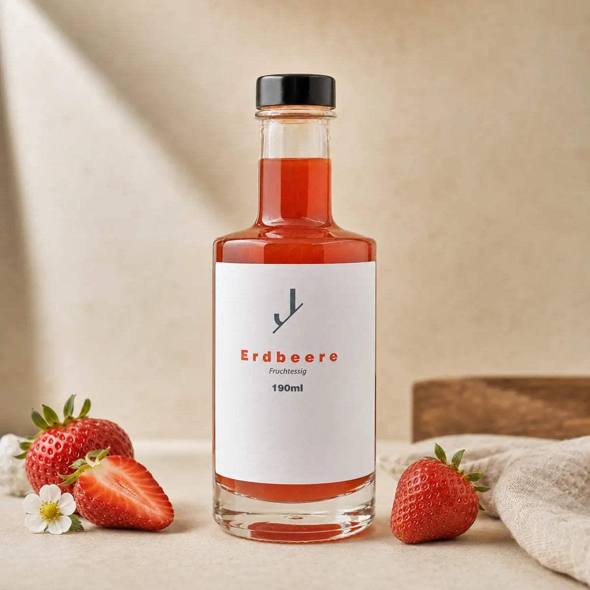 Erdbeer-Fruchtessig von Jungermann Gourmet in der Glasflasche als Premium-Packshot