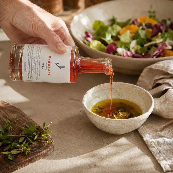 Erdbeer-Fruchtessig von Jungermann Gourmet beim Anrühren einer Vinaigrette