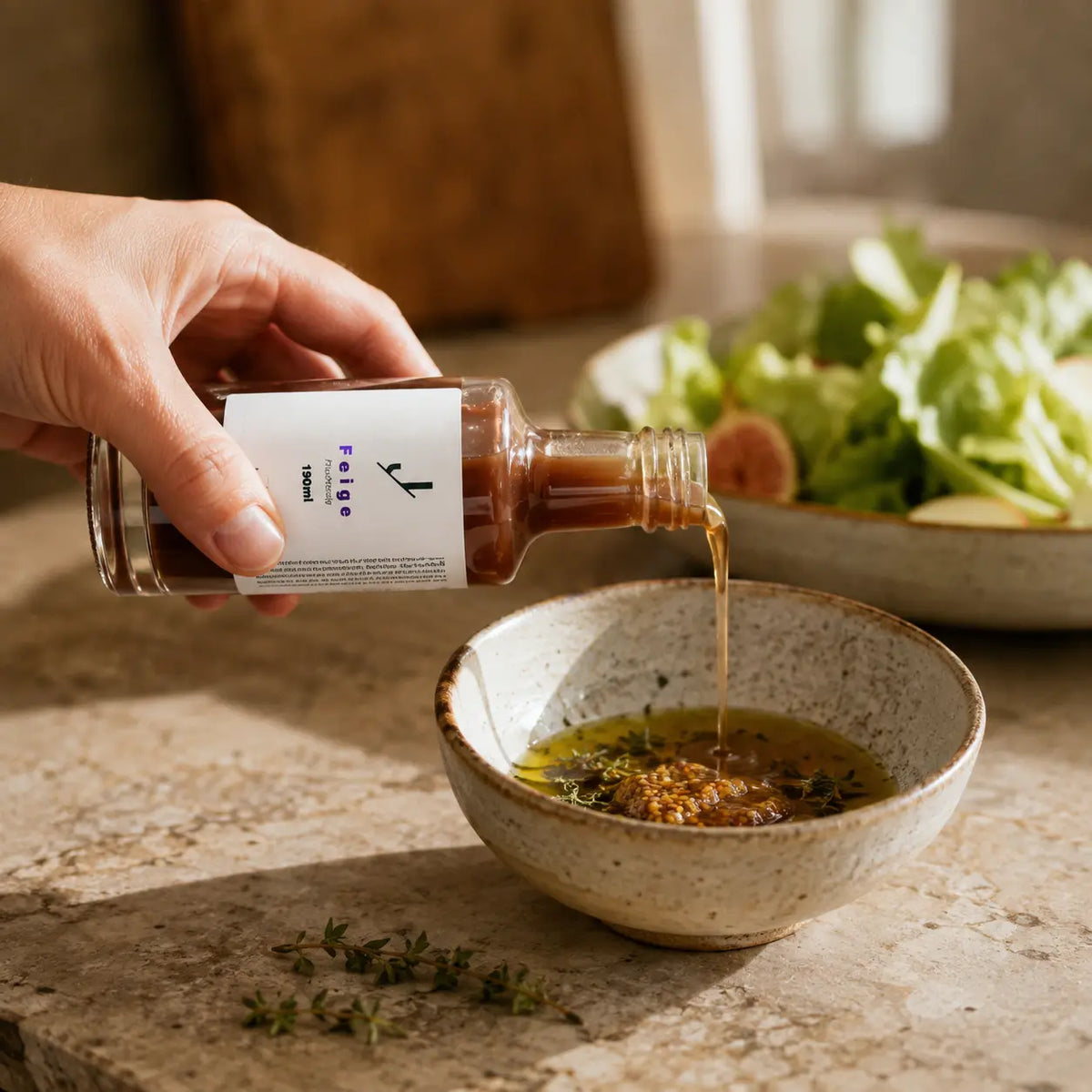 Feigen-Fruchtessig von Jungermann Gourmet beim Anrühren einer Vinaigrette