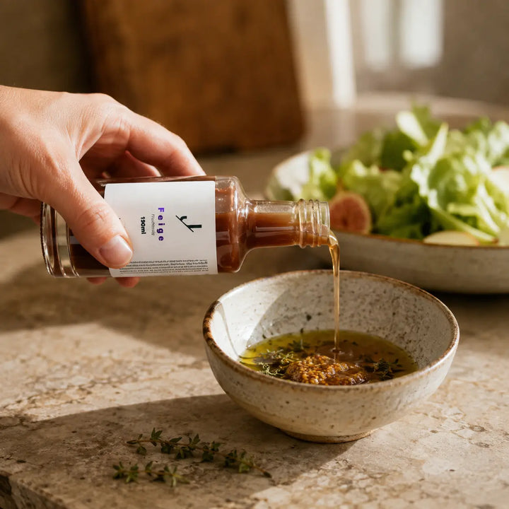 Feigen-Fruchtessig von Jungermann Gourmet beim Anrühren einer Vinaigrette