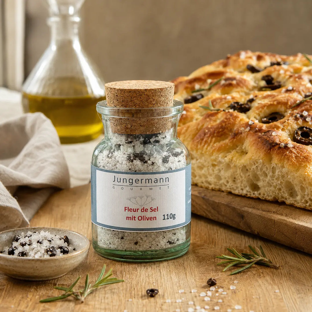 Jungermann Fleur de Sel mit Oliven neben frisch gebackener Focaccia