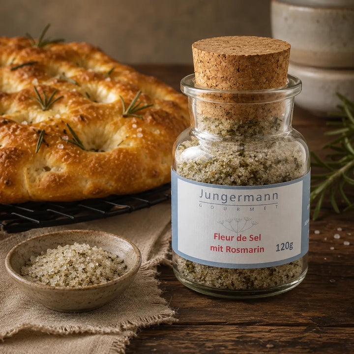 Jungermann Fleur de Sel mit Rosmarin neben goldener Focaccia