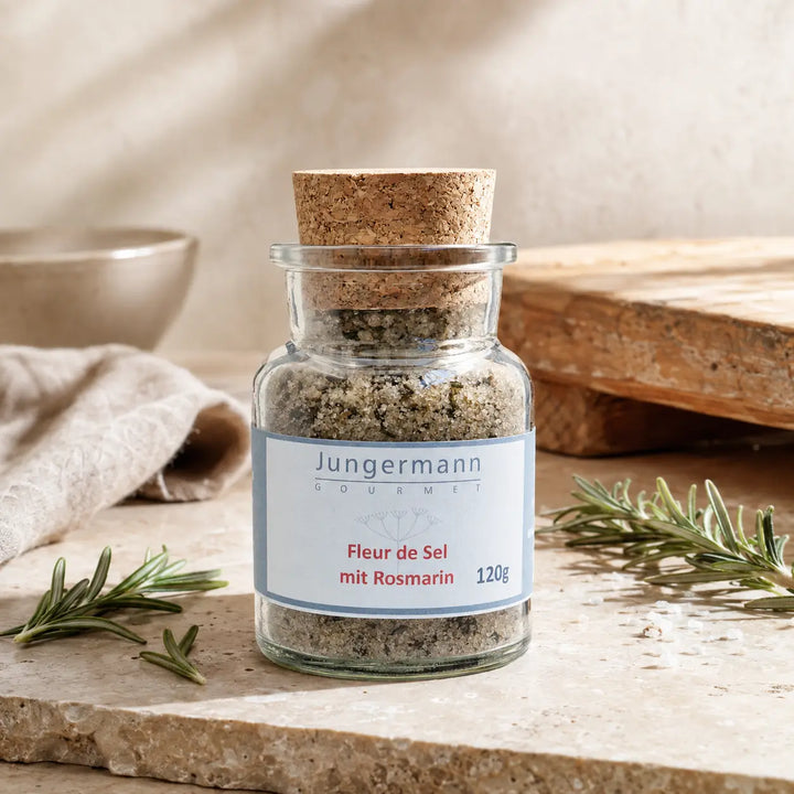 Jungermann Gourmet Fleur de Sel mit Rosmarin im Glas mit Kräuterzweigen