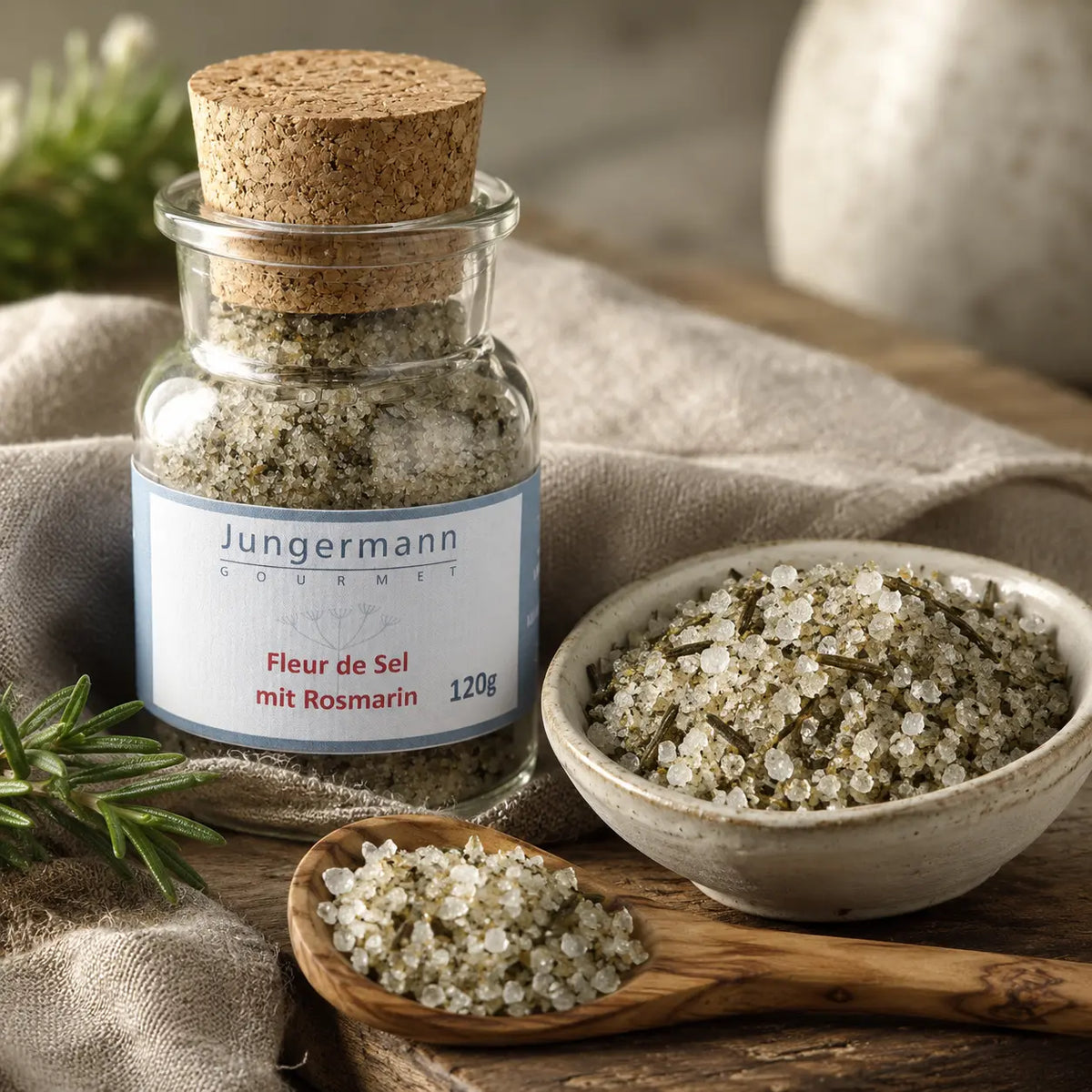 Fleur de Sel mit Rosmarin mit sichtbaren Salzkristallen und Kräutern