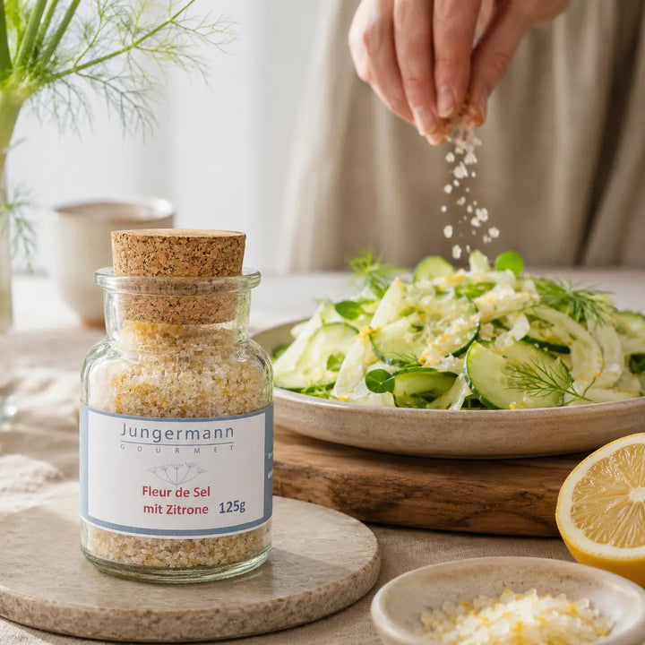 Fleur de Sel mit Zitrone zu frischem Fenchel-Gurken-Salat