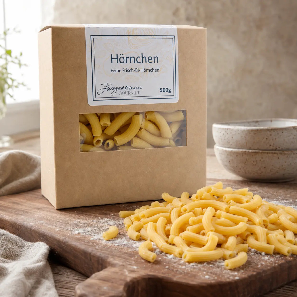 Goldene Frisch-Ei Hörnchen mit Schachtel auf einem Holzbrett