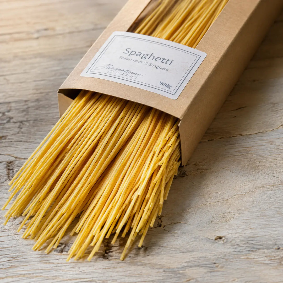 Frisch-Ei Spaghetti von Jungermann Gourmet – goldene Spaghettistränge in Nahaufnahme
