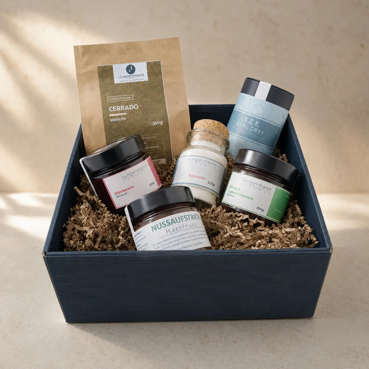 Frühstücks-Box von Jungermann Gourmet – geöffnete Geschenkbox mit Kaffee, Tee, Zucker und Aufstrichen