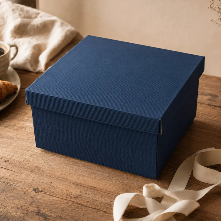 Frühstücks-Box von Jungermann Gourmet – geschlossene dunkelblaue Geschenkbox