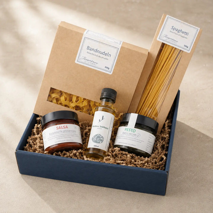 Für Pastaliebhaber von Jungermann Gourmet – geöffnete Geschenkbox mit Pasta, Salsa, Pesto und Trüffelöl