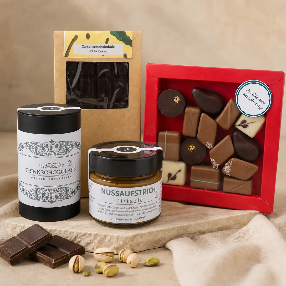 Für Schokoholics von Jungermann Gourmet – Sortiment aus Pralinen, Zartbitterschokolade, Trinkschokolade und Pistazien-Nussaufstrich