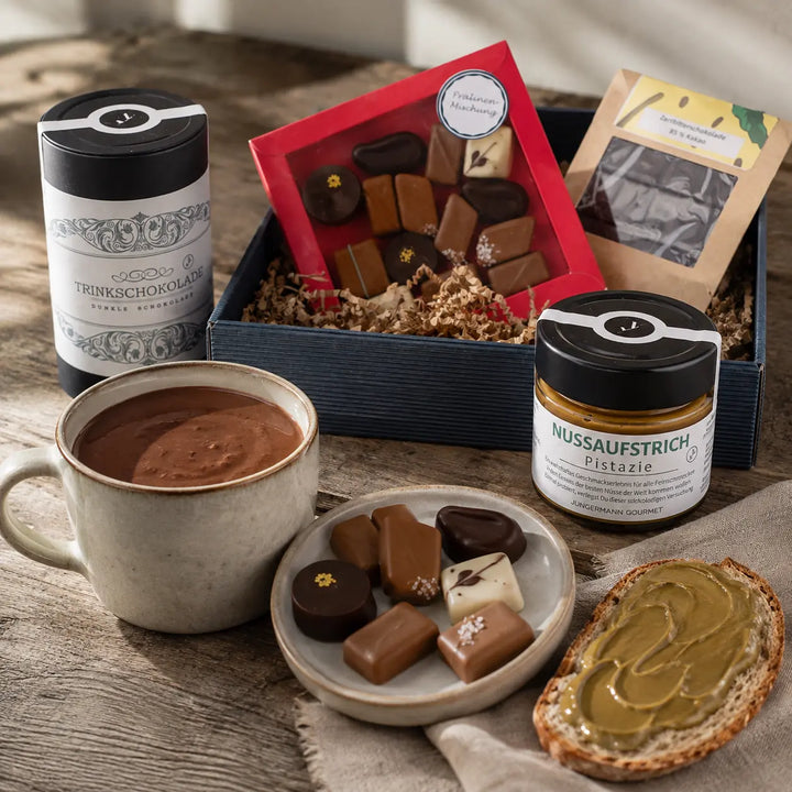 Für Schokoholics von Jungermann Gourmet – heiße Schokolade mit Pralinen und Pistazien-Nussaufstrich