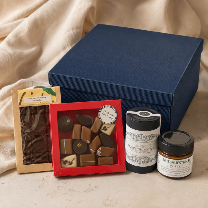 Für Schokoholics von Jungermann Gourmet – Geschenkpräsentation mit geschlossener dunkelblauer Box