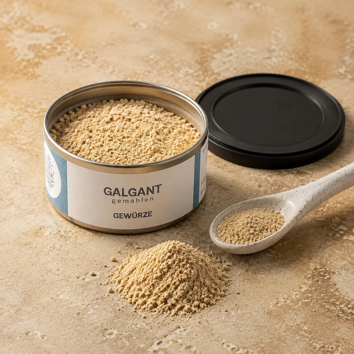 Galgantwurzel gemahlen von Jungermann Gourmet – feines Galgantpulver mit geöffneter Gewürzdose